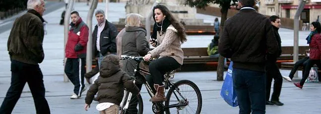Vitoria prohibirá las bicis en la zona peatonal en horario comercial