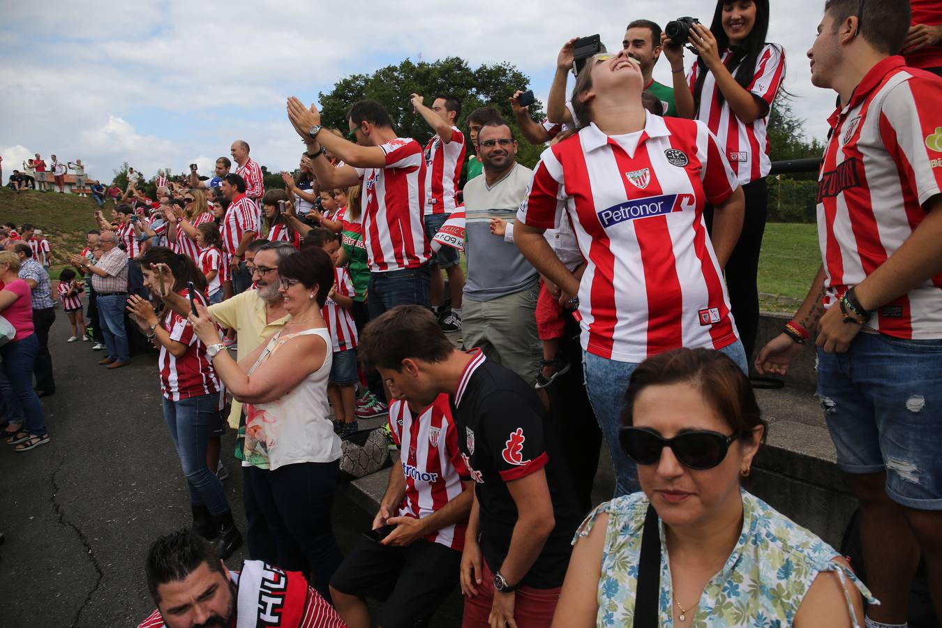 Más de 1.500 aficionados arropan al Athletic en Lezama
