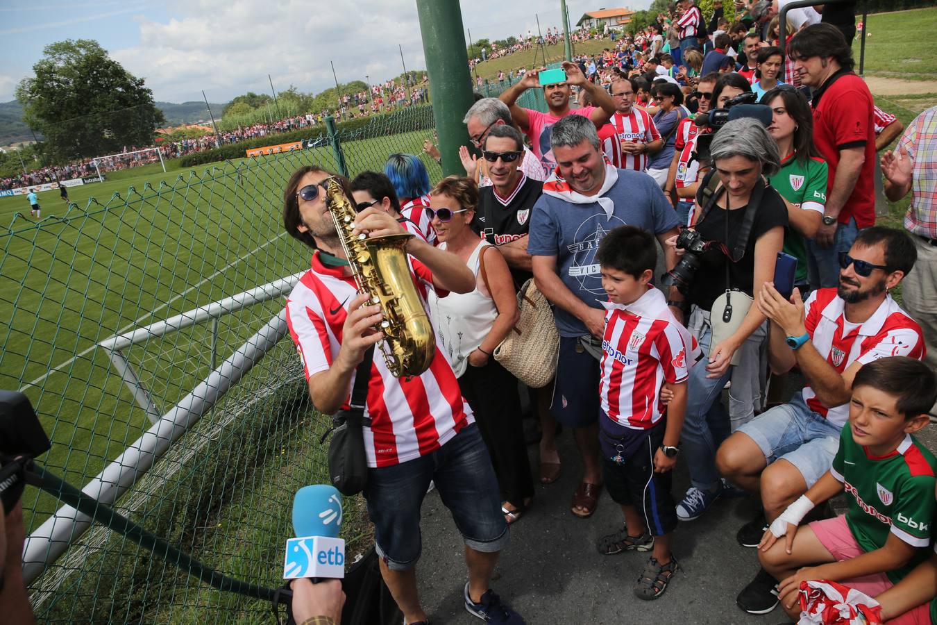 Más de 1.500 aficionados arropan al Athletic en Lezama