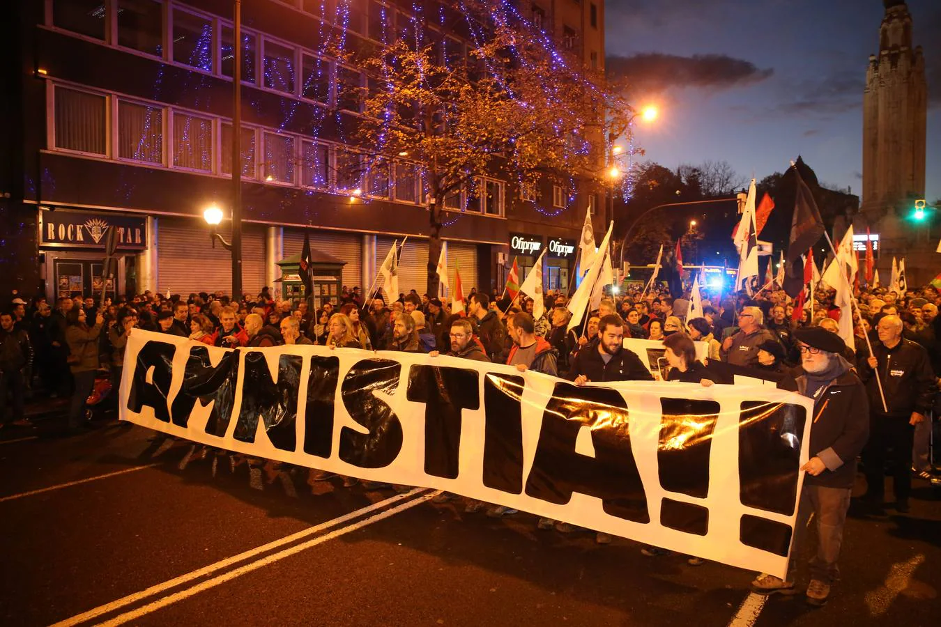 Cientos de personas piden la amnistía en Bilbao
