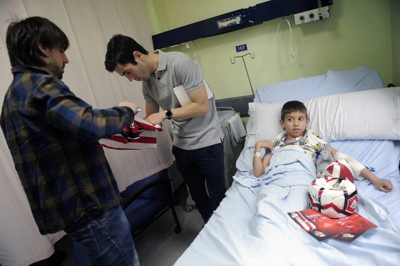 Jugadores del Athletic visitan a niños enfermos en el Hospital de Basurto