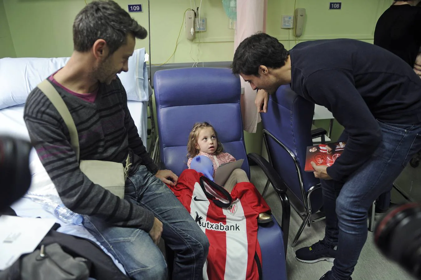 Jugadores del Athletic visitan a niños enfermos en el Hospital de Basurto