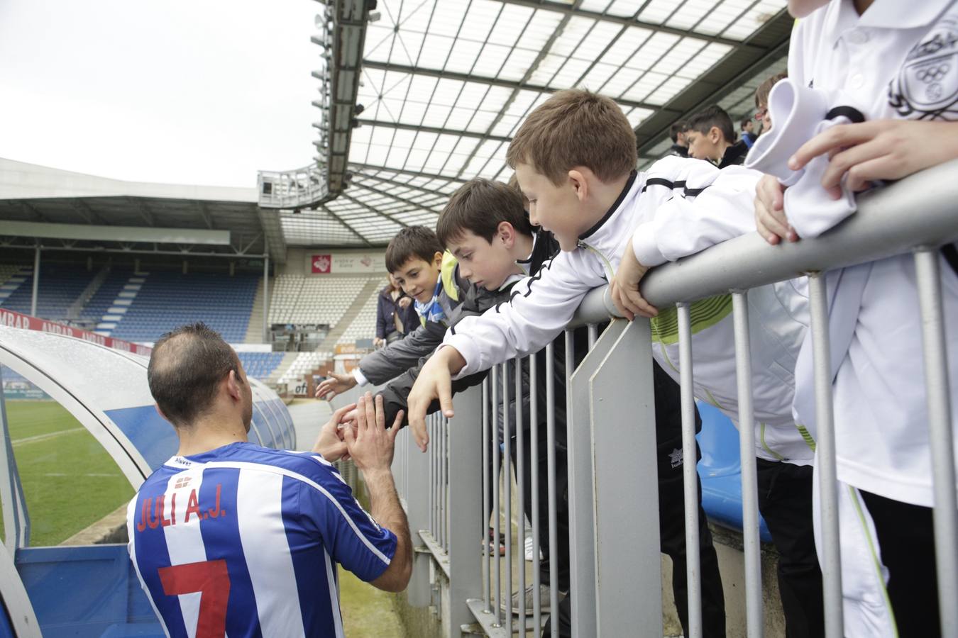 Los jugadores saludan y firman autógrafos a los niños