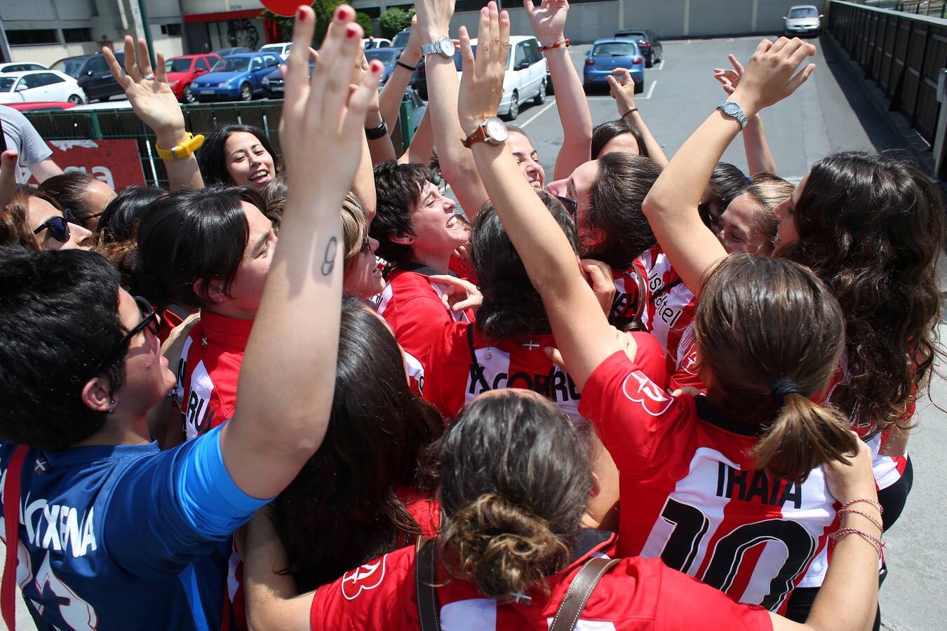La plantilla del Athletic femenino celebra la Superliga