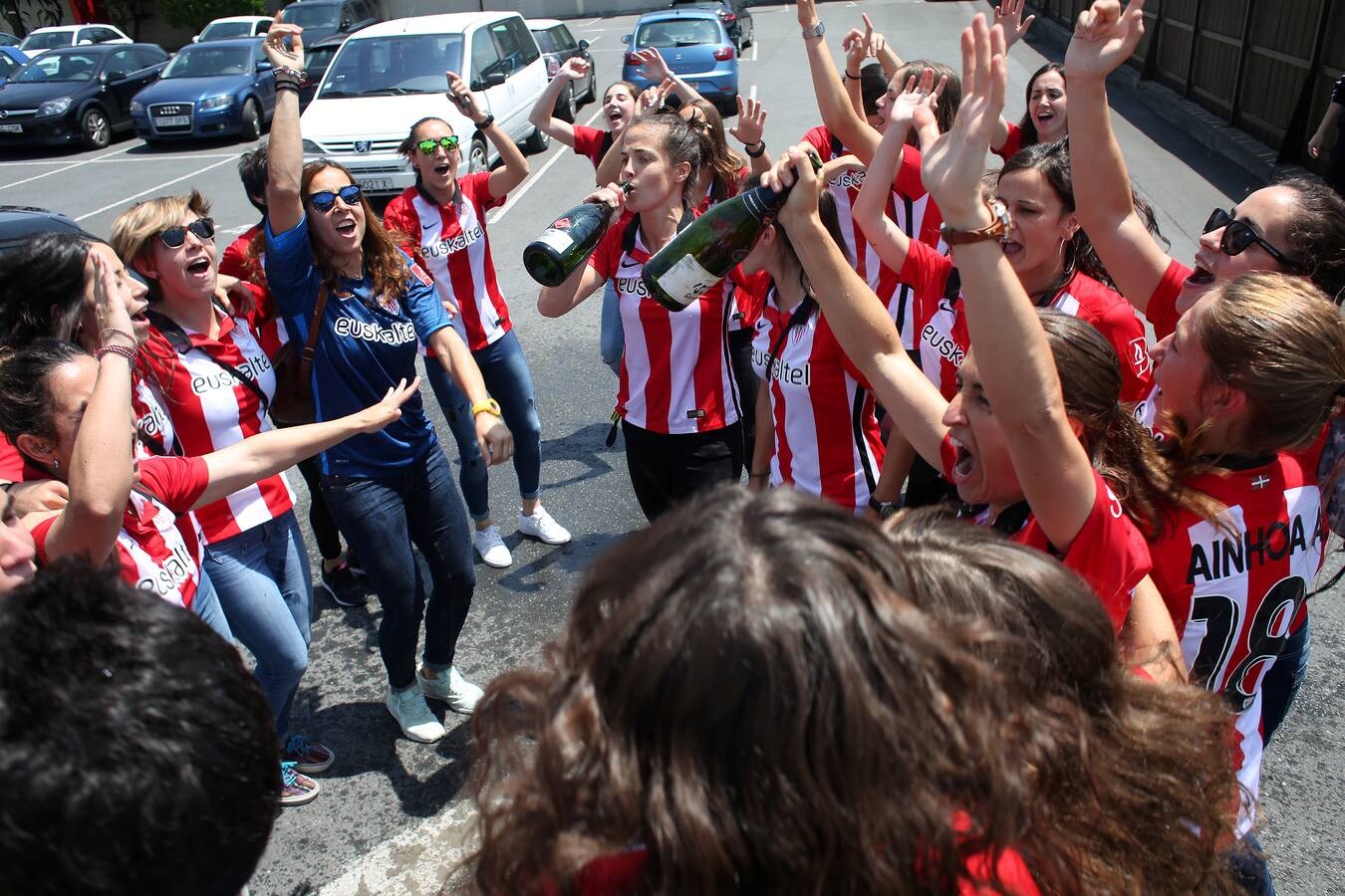 La plantilla del Athletic femenino celebra la Superliga