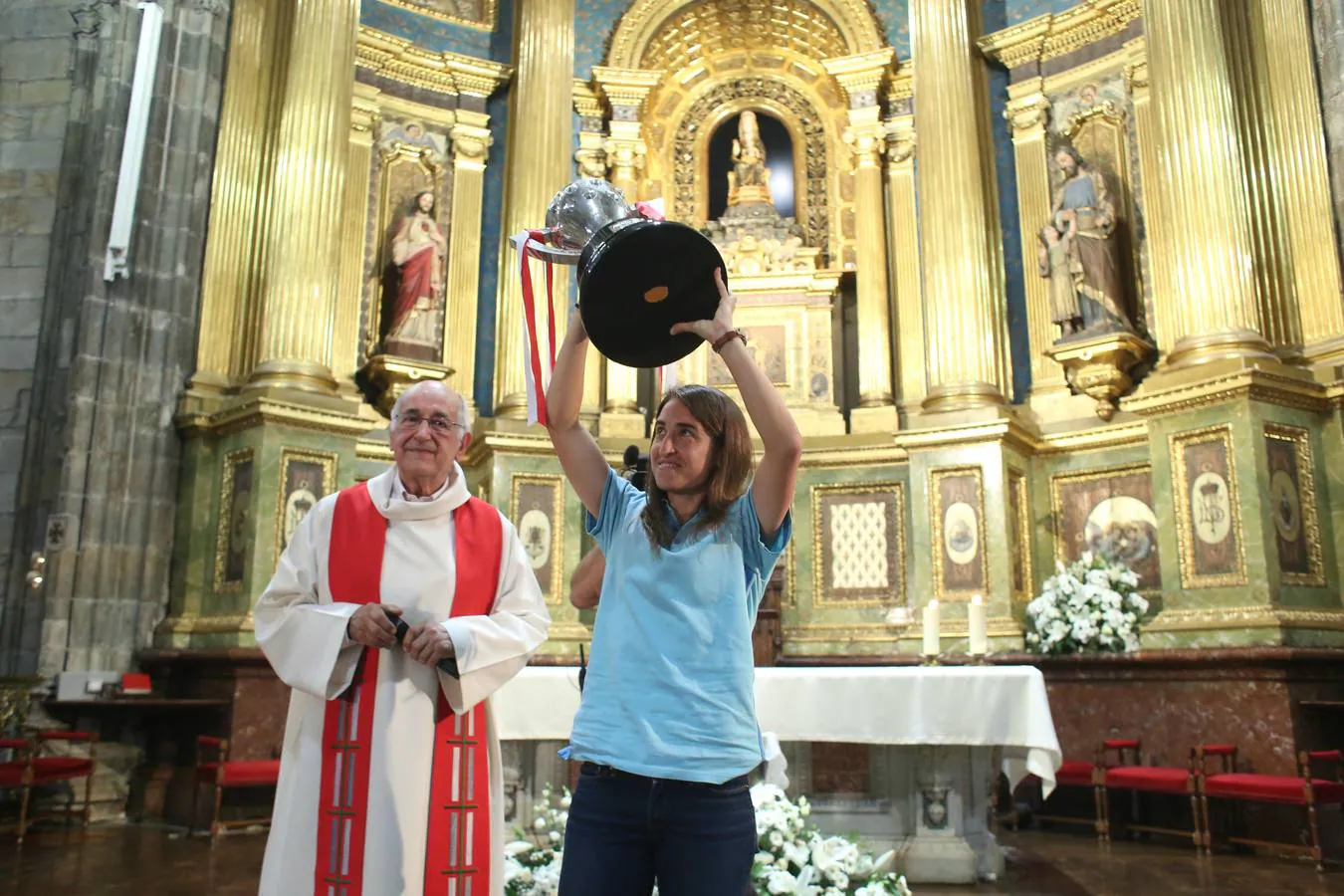 Ofrenda floral del Athletic femenino en la Basílica de Begoña