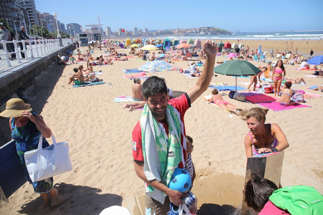 La afición rojiblanca disfruta en la playa antes del estreno en Liga en Gijón