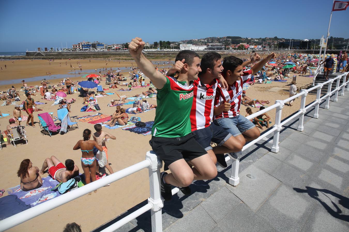 La afición rojiblanca disfruta en la playa antes del estreno en Liga en Gijón