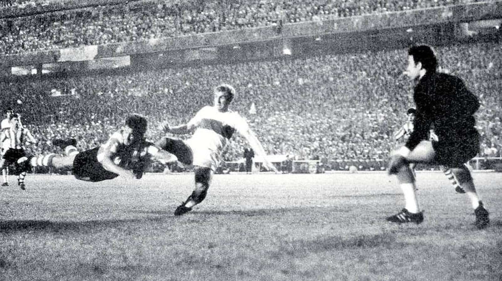 Ante los tacos de un contrario, en la final de la Copa del Generalísimo de 1969, disputada ante el Elche. Ganó el Athletic 1-0
