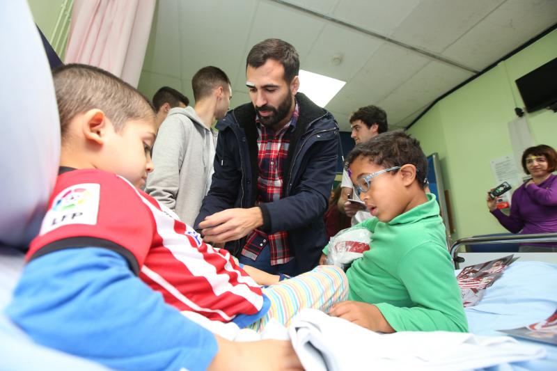 El Athletic visita a los niños del hospital de Basurto