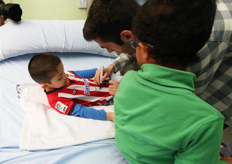 El Athletic visita a los niños del hospital de Basurto