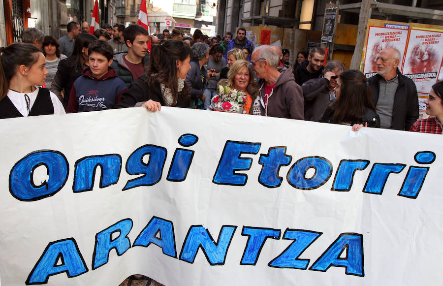 Reciben a Arantza Zulueta en Bilbao entre gritos a favor de excarcelación de presos