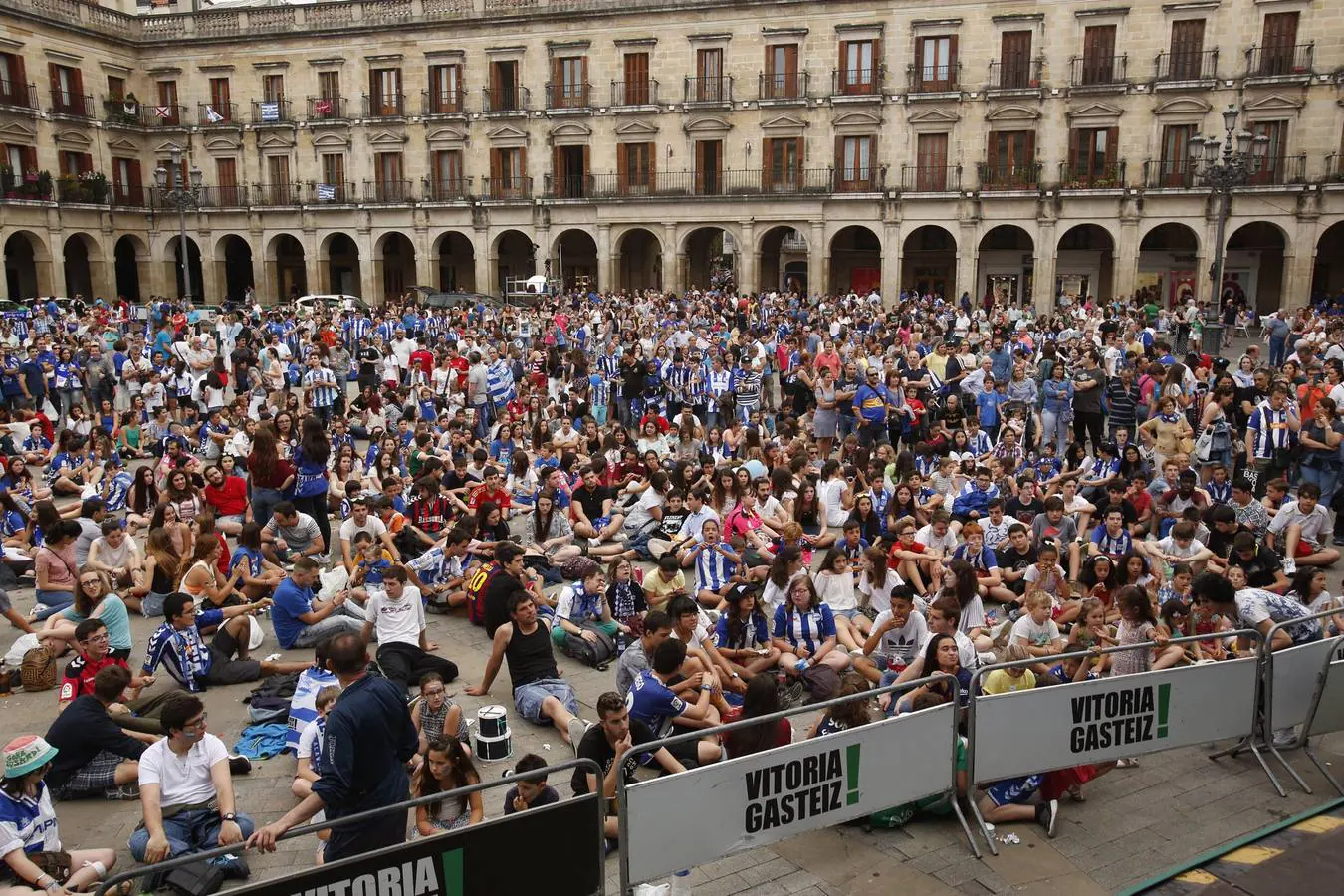 Vitoria vibra con el Alavés desde la pantalla gigante de la plaza de España