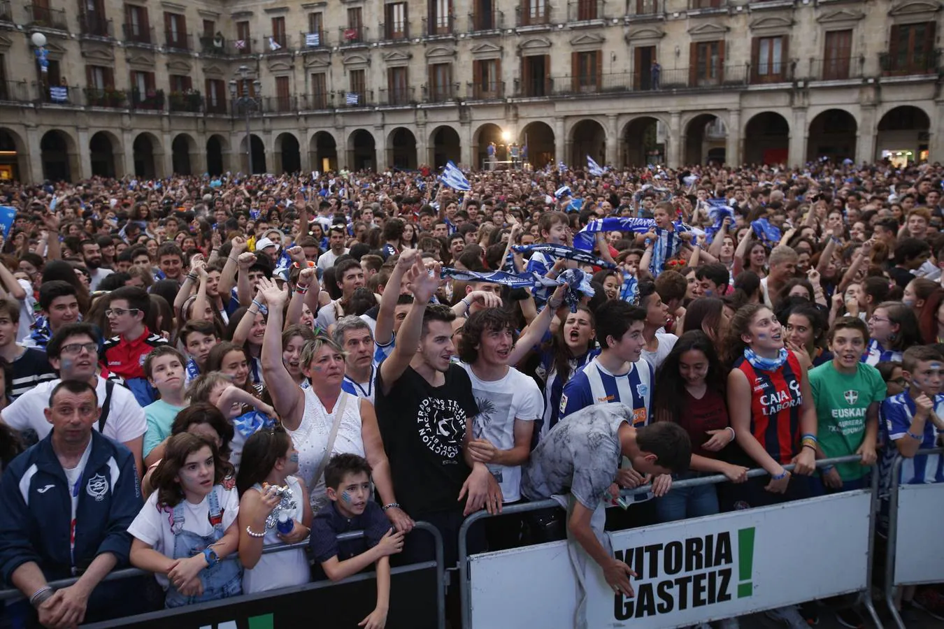 Vitoria vibra con el Alavés desde la pantalla gigante de la plaza de España