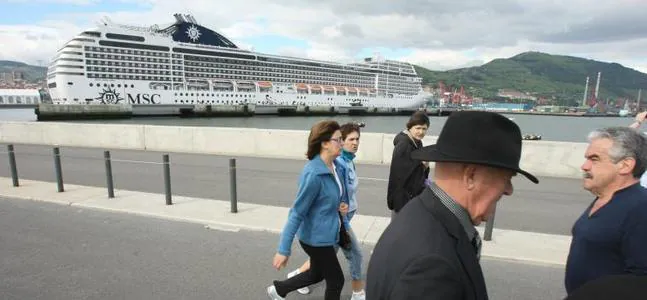 El  crucero MSC Poesía llega al Puerto de Bilbao