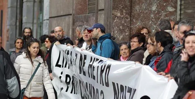 Vecinos de Otxarkoaga y Uribarri piden ante las oficinas de Metro Bilbao información 'veraz' sobre la línea 3
