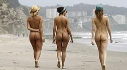 image Pareja disfruta de tiempo en la playa nudista