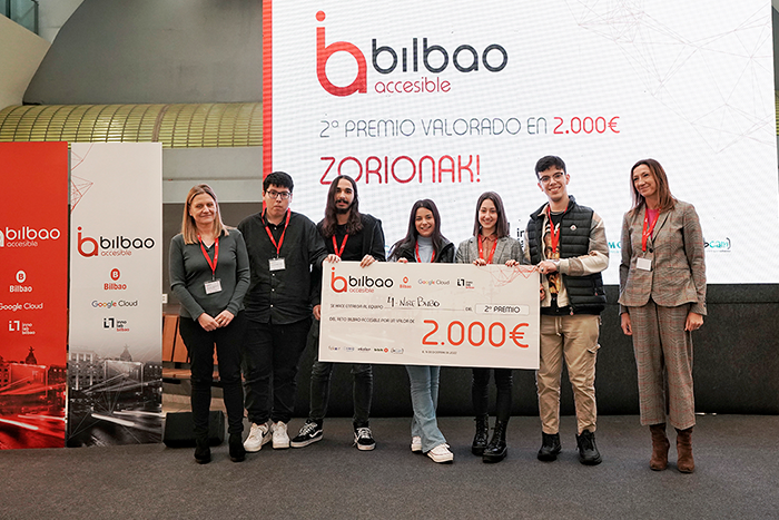 Miembros del equipo 'Nire Bilbo', finalista del proyecto, recibiendo el segundo galardón por parte de Ana Lopez-Mancisidor y Vanessa Peinó, Google Cloud.