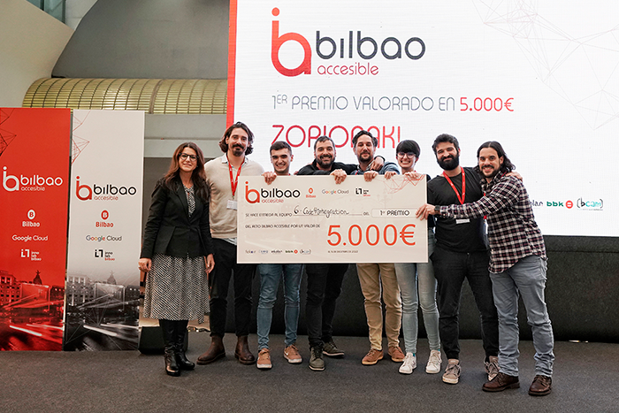 Miembros del equipo 'Code4Integration', ganador del proyecto, recibiendo el galardón por parte de Ane Miren Ibañez, BilbaoTIK-Ayuntamiento de Bilbao.