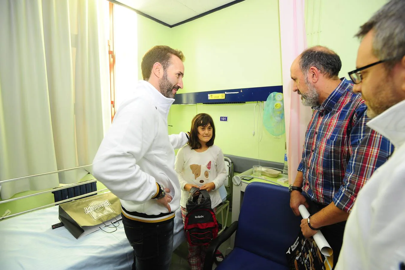El Bilbao Basket visita el hospital de Basurto