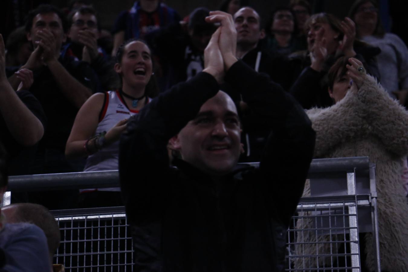 Los baskonistas disfrutan del partido ante el Bilbao Basket