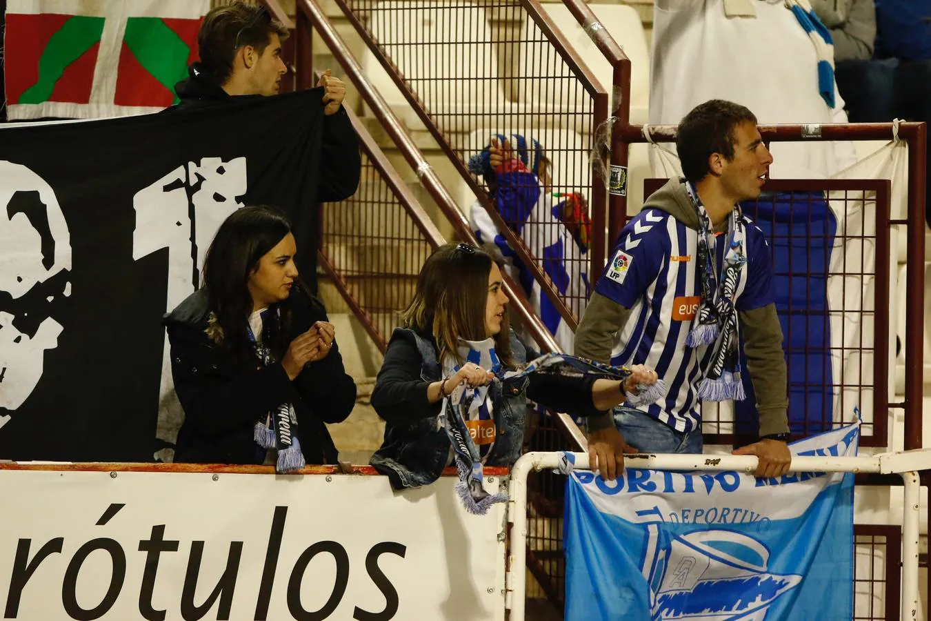 Aficionados del Alavés animan al equipo en Albacete