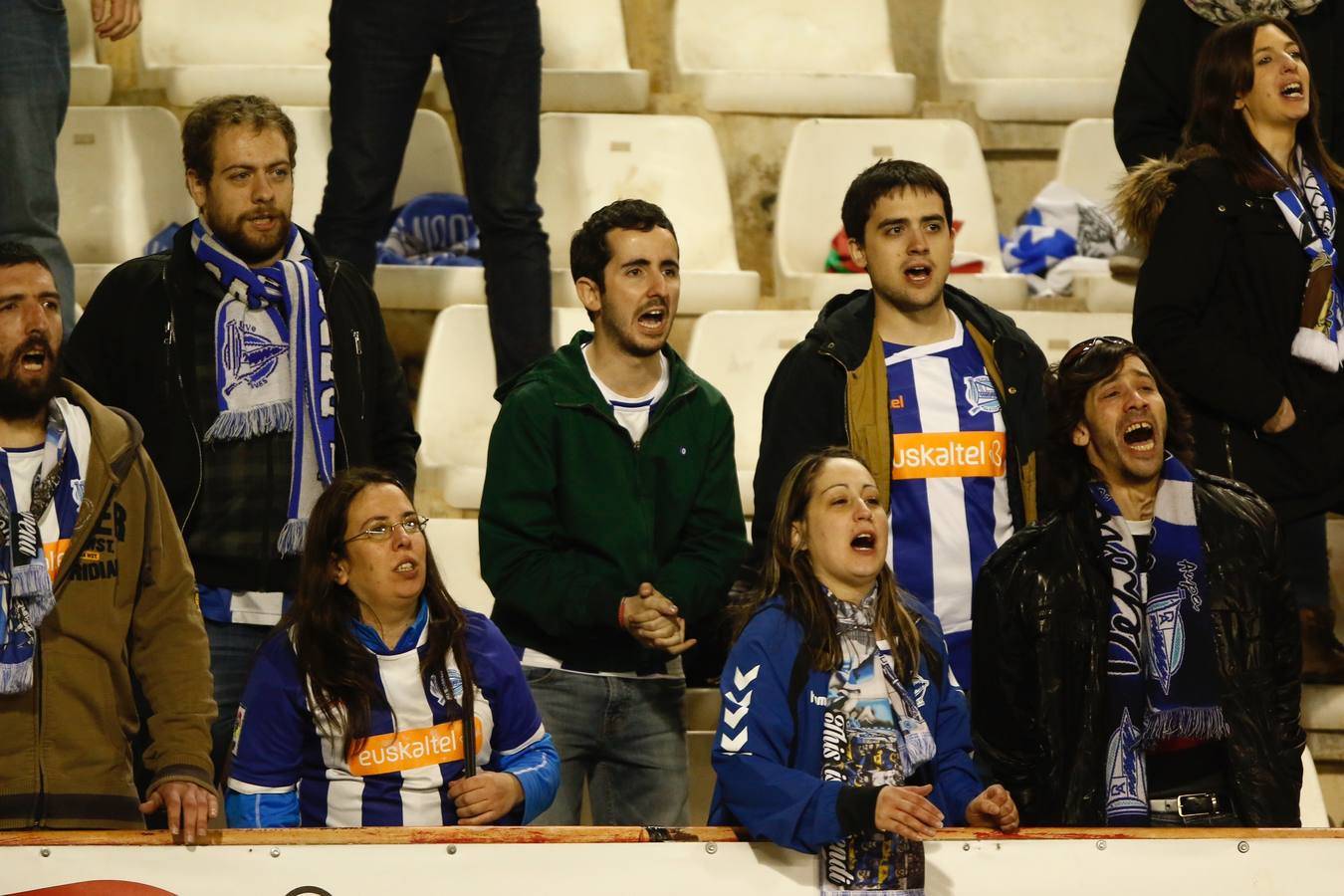 Aficionados del Alavés animan al equipo en Albacete