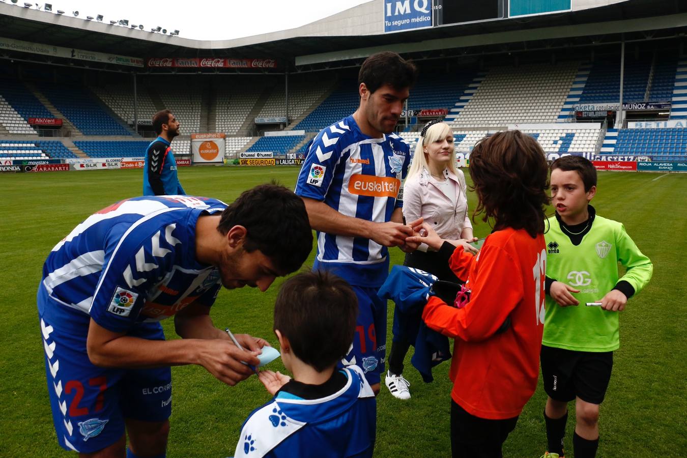 Los jugadores saludan y firman autógrafos a los niños