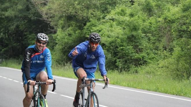Los jugadores del Alavés suben a Zaldiaran en bicicleta