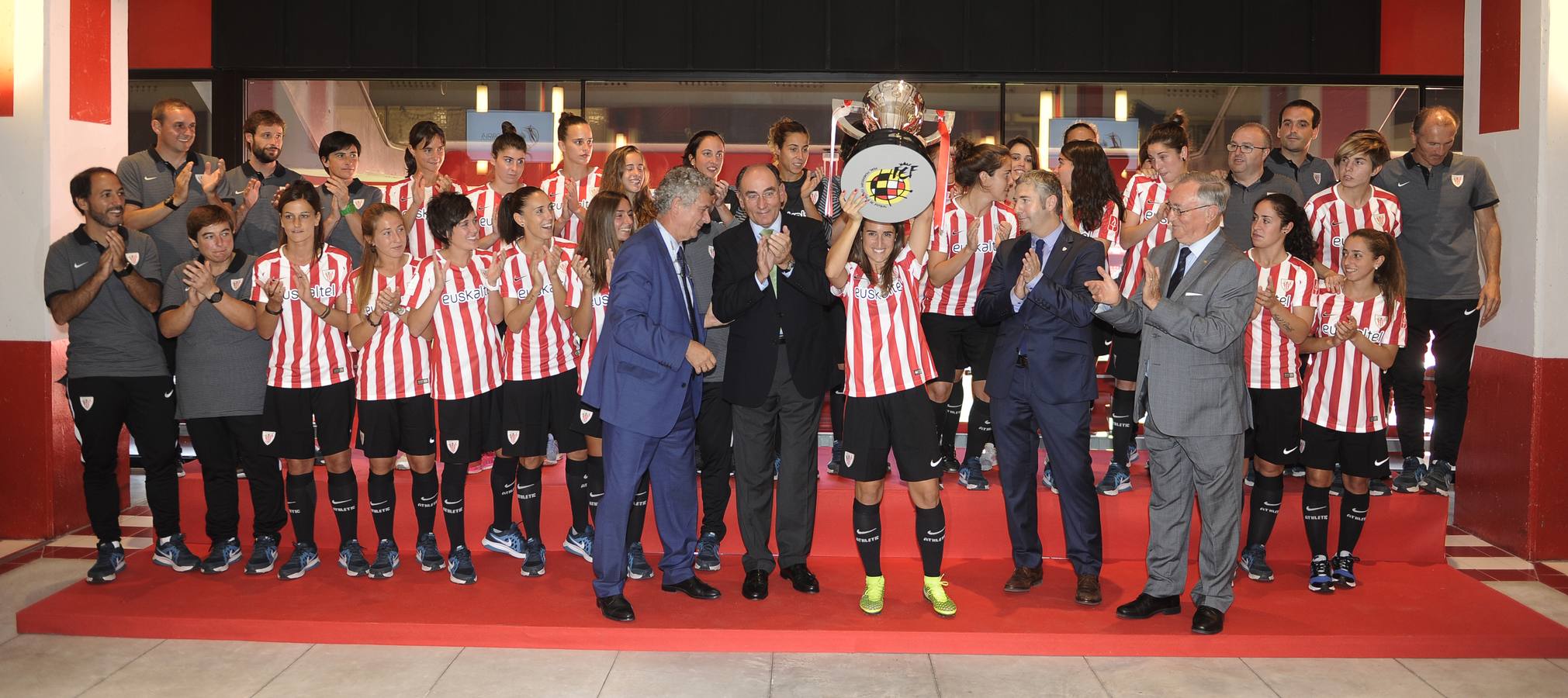 Villar entrega el trofeo de campeonas a las chicas del Athletic