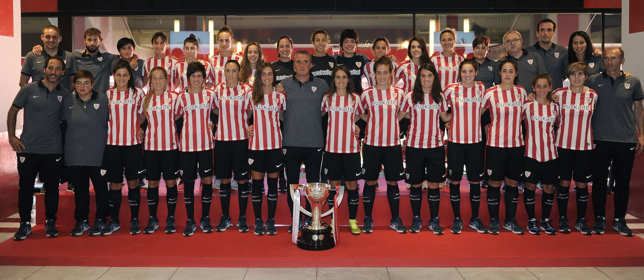 Villar entrega el trofeo de campeonas a las chicas del Athletic