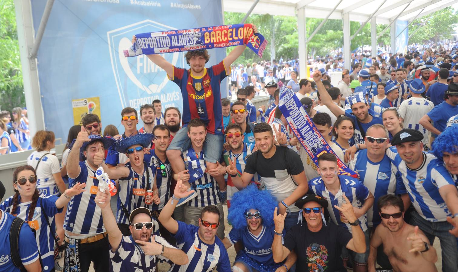 La afición del Alavés toma fuerzas en la Fan Zone antes de la final de Copa 2017