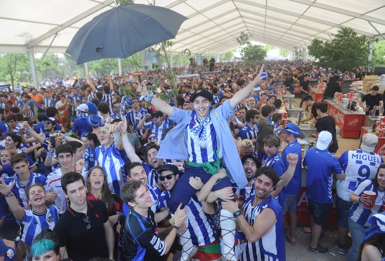 La afición del Alavés toma fuerzas en la Fan Zone antes de la final de Copa 2017