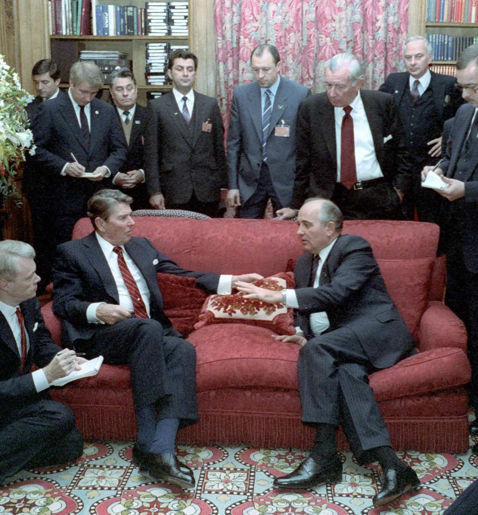 El día que Reagan declaró a Rusia 'ilegal' delante de Gorbachov