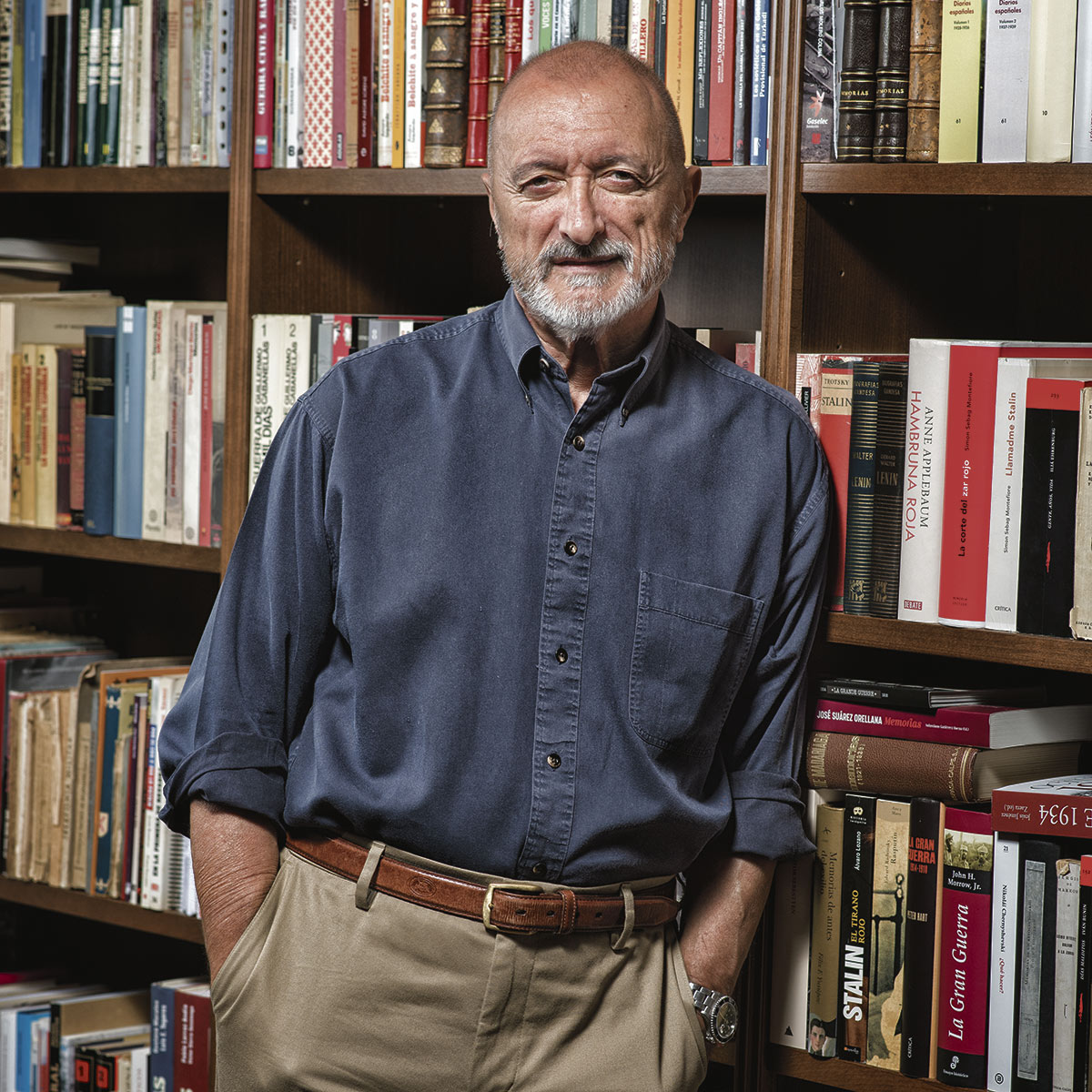 Consigue uno de los 10 ejemplares de 'La isla de la Mujer Dormida' firmados por Arturo Pérez-Reverte